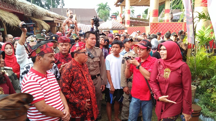 Wali Kota Blitar Samanhudi Anwar nampak menggunakan pakaian tradisional khas Madura sementara Wakil Wali Kota Blitar Santoso menggunakan pakaian tradisional khas Jawa.