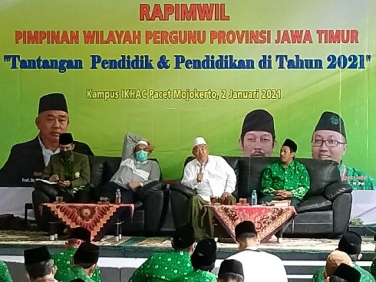 Prof. Dr. KH. Asep Saifuddin Chalim, M.A. (baju putih, pegang mik), Habib Abu Bakar (nomor dua dari kiri), Sururi (paling kanan) dalam Rapimwil di Guest House Institut Pesantren KH Abdul Chalim Pacet Mojoketo, Sabtu (2/1/2020) malam. foto: mma/ bangsaonline.com