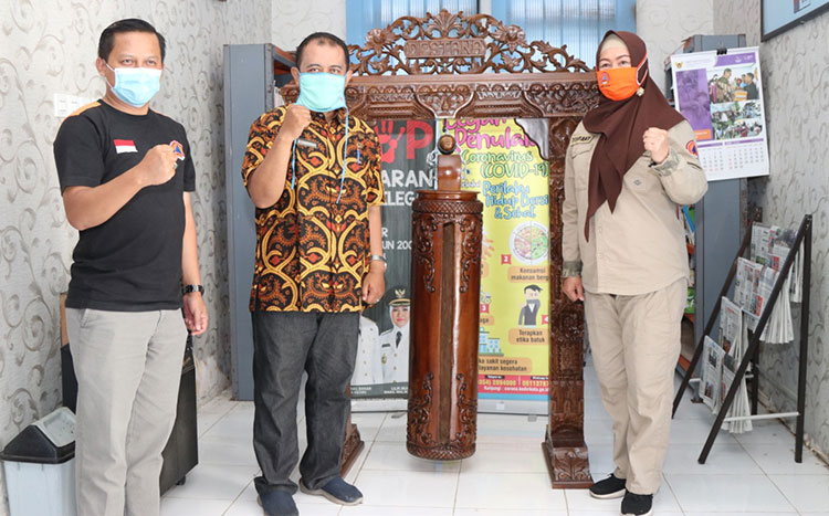 Kentongan yang diserahkan oleh Kasi PL BPBD Provinsi Jatim, Tiffany Rita Bawole kepada Lurah Ketami, F. Yeriastika.