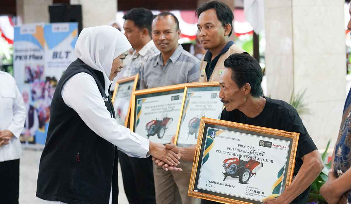Gubernur Khofifah saat menyalurkan bantuan sosial untuk masyarakat di Kabupaten Malang.
