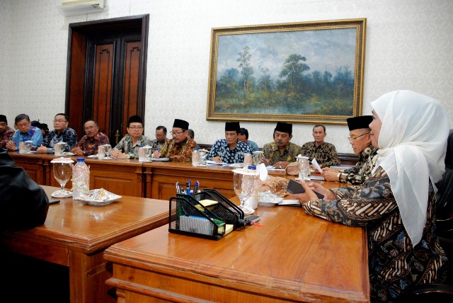 Gubernur Jawa Timut saat menerima pengurus FKUB Jatim, di Gedung Negara Grahadi Surabaya, Kamis (5/9) malam. Foto: istimewa/bangsaonline.com