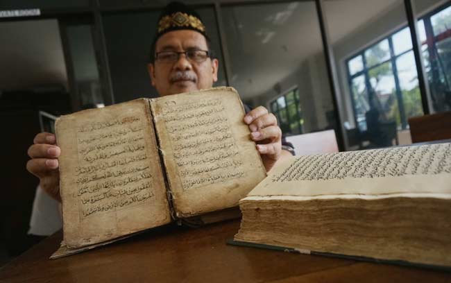 Lukman Hakim, pengurus Pondok Pesantren Tebuireng saat menunjukkan kitab tulisan tangan KH Hasyim Asy