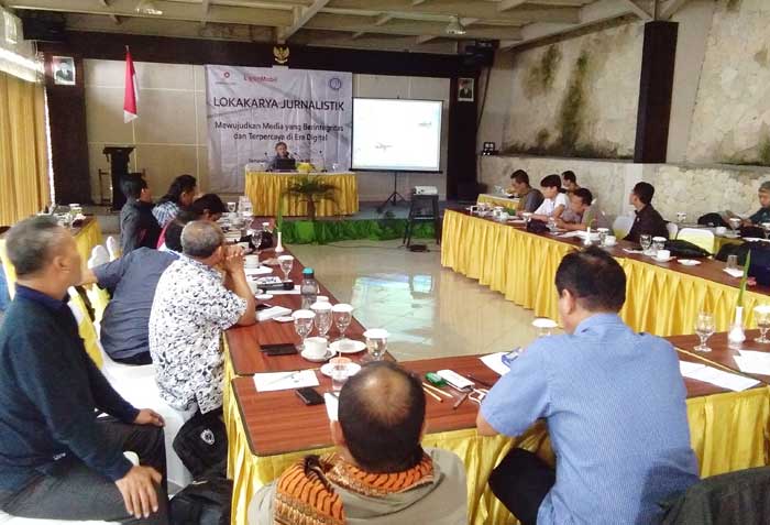 Wartawan Tuban, Bojonegoro, dan Blora saat mengikuti lokakarya jurnalistik yang digelar EMCL.