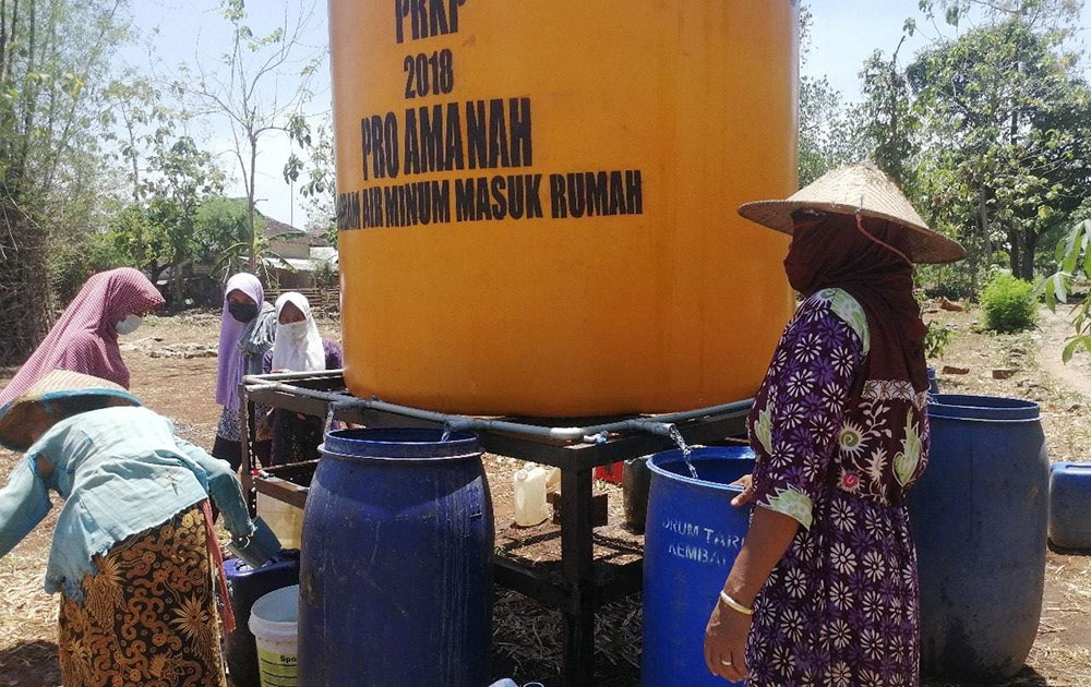 Warga salah satu desa saat mengambil air bersih distribusi dari BPBD Tuban.