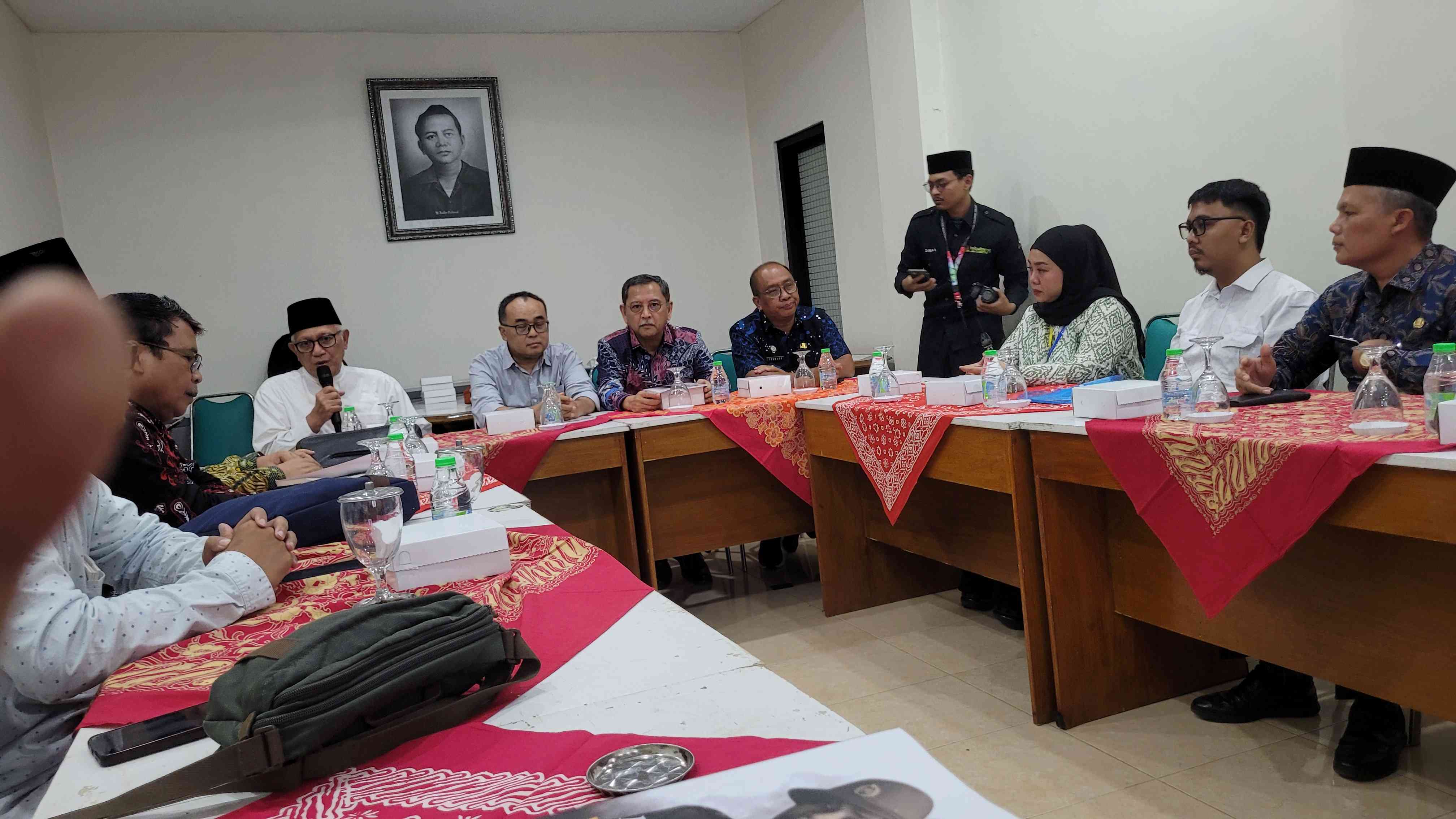 KH Abul Hakim Mahfudz (Gus Kikin) dalam acara verifikasi pencalonan KH Muhammad Yusuf Hasyim sebagai pahlawan nasional di lantai II Gedung KH Muhammad Yusuf Hasyim di Pesantren Tebuireng Jombang, Kamis (3/7/2025). Foto: M. Mas