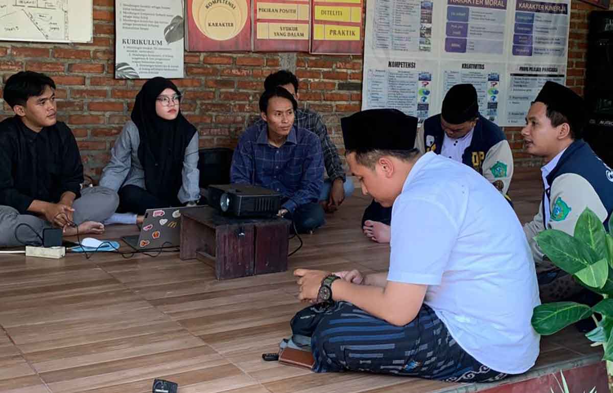 Tim DPSDA saat mengunjungi karya inovasi pemuda Desa Ketajen, Kecamatan Gedangan. Foto: ist
