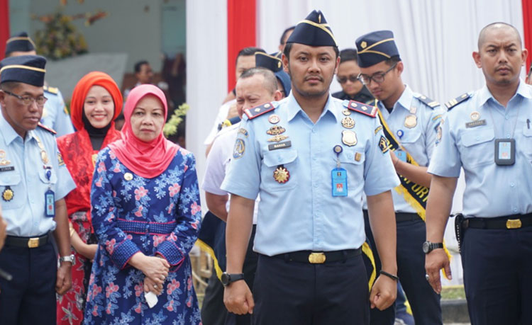Kepala Kantor Imigrasi Kelas II Non-TPI Kediri, Rakha Sukma Purnama bersama Bupati Kediri, dr. Hj. Haryanti Sutrisno dalam sebuah acara.