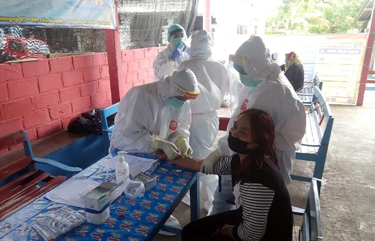 Petugas saat sedang melakukan rapid test.