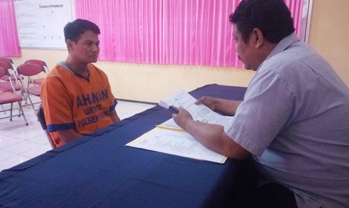 Tersangka saat dimintai keterangan petugas.