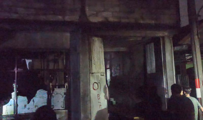 Gudang penyimpanan tenda pernikahan di di Perumahan Jumput Rejo Indah Sidoarjo yang terbakar.