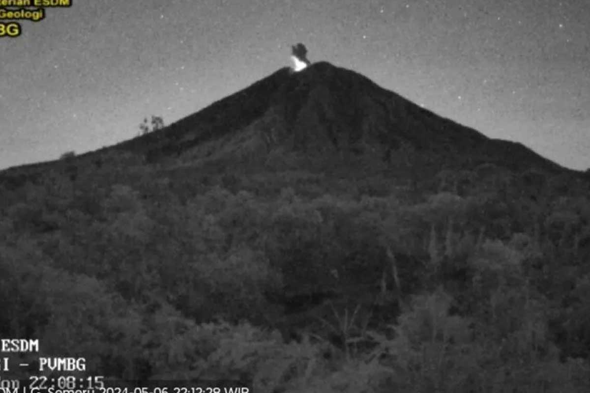Letusan erupsi Gunung Semeru saat terekam kamera CCTV, Senin (6/5/2024) malam pukul 22.07 WIB. Foto: PVMBG