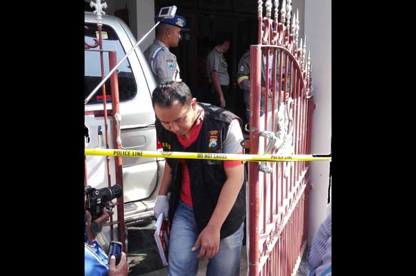  Polisi saat melakukan olah TKP. foto: syuhud/BANGSAONLINE