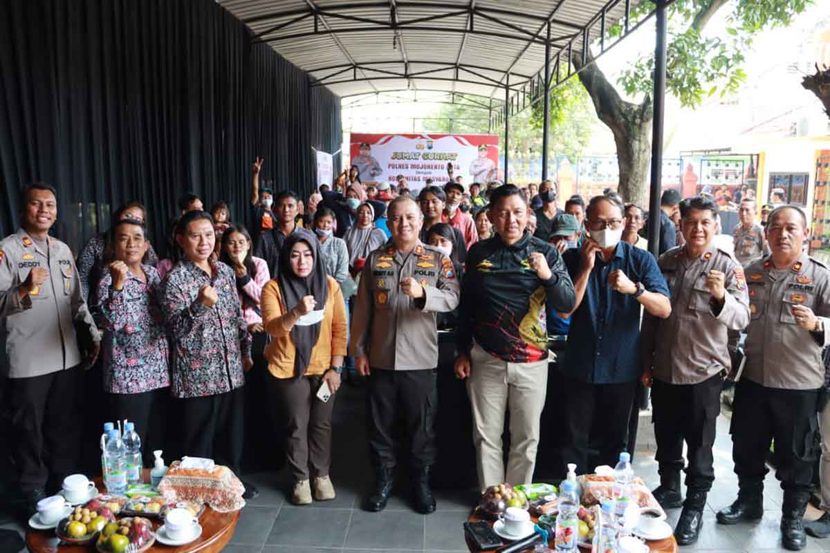 Polres Mojokerto Kota bersama Diskopukmperindag saat acara Jumat Curhat di kantor Diskopukmperindag Kota Mojokerto, Jumat (14/1/2023).