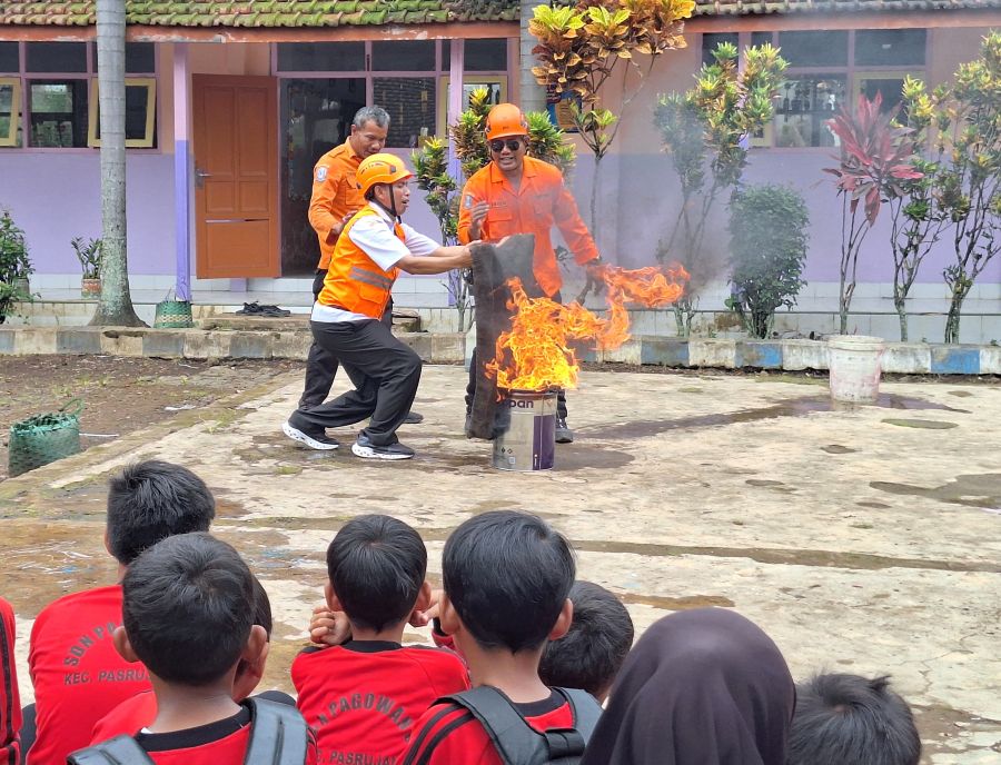 Tim BPBD Jatim bersama Pak Guru Ribut saat memberikan edukasi penanganan munculnya kobaran api