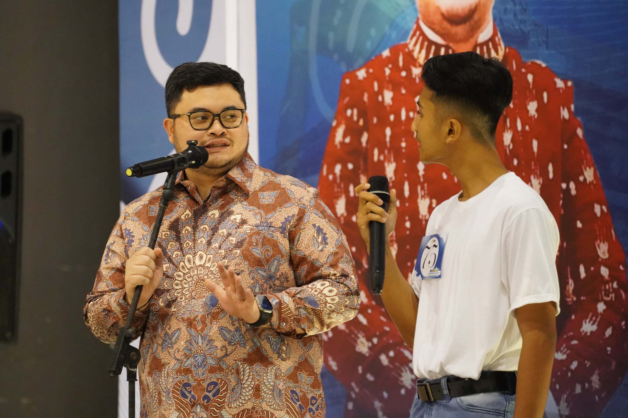 Bupati Kediri Hanindhito Himawan Pramana saat berdialog dengan salah salah satu peserta. (dok. Ist)