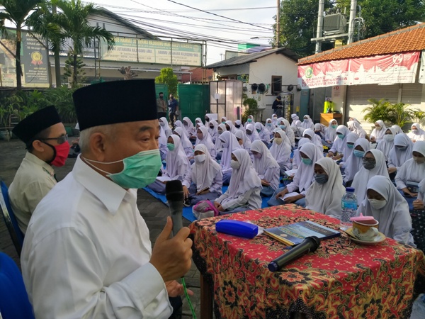 Prof. Dr. KH. Asep Saifuddin Chalim, M.Ag saat membacakan Kitab Muchtrarul Ahadits dalam acara istighatsah bersama siswa-siswi SMA Unggulan Amanatul Ummah kelas X dan XI  di Jalan Siwalankerto Utara Surabaya, Senin (22/6/2020). foto: MMA/ bangsaonline.com