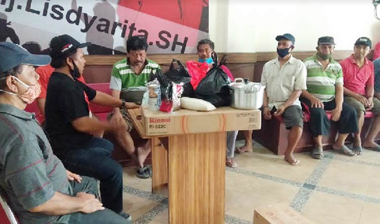 Inginkan Ponorogo Lebih Baik, Masyarakat Datangi Posko Relawan Sandal Jepit
