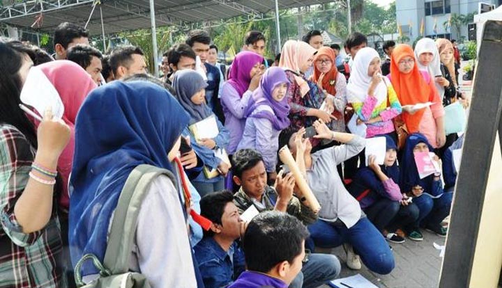 Para pencari kerja menyerbu Job Fair yang diadakan Pemkab Gresik beberapa tahun lalu. foto: ist.