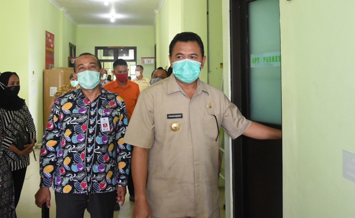 ?Bupati Pungkasiadi ketika melihat kesiapan ruang isolasi OTG Covid-19 di Puskesmas Gondang.