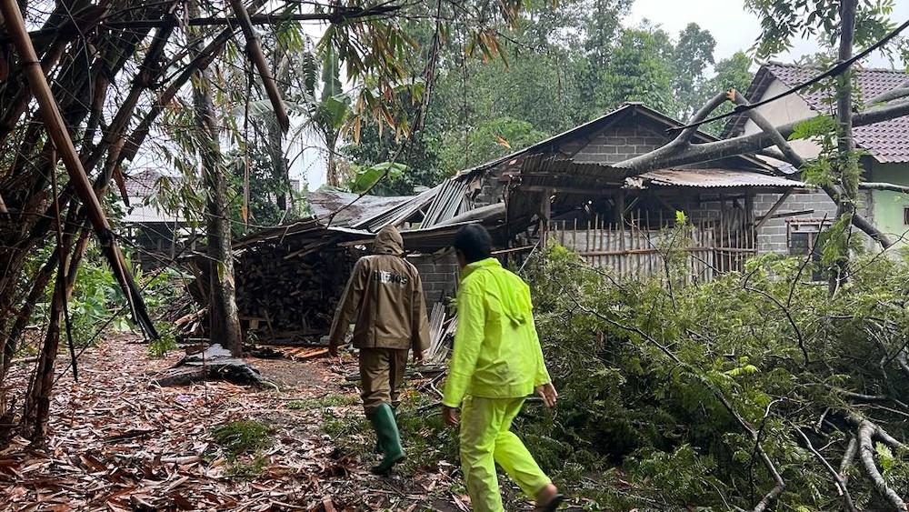 Sejumlah bangunan rusak di beberapad desa Kabupaten Blitar yang terdampak hujan dan puting beliung (dok. ist)