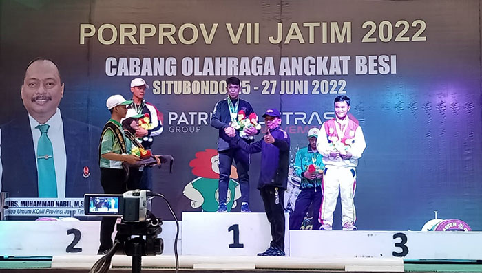 Atlet Angkat Besi dari Tuban, Agus Sugiharto, saat menerima medali di ajang Porprov Jatim VII.
