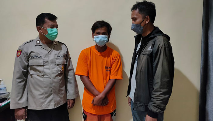 Tersangka penjambretan ketika diapit dua petugas Polsek Pagu, Polres Kediri. Foto: Ist