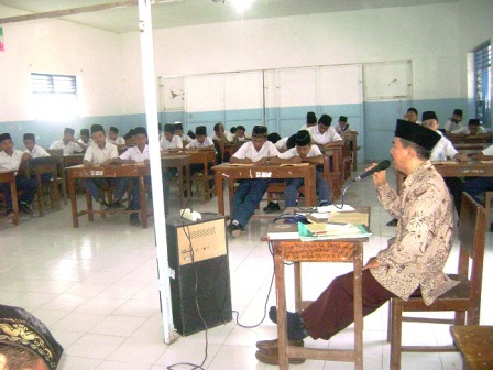 Suasana pengajian kilatan di Pesantren Salafiyah Syafi’iyah Seblak Jombang. (foto kiriman mukani/hms pp seblak)

