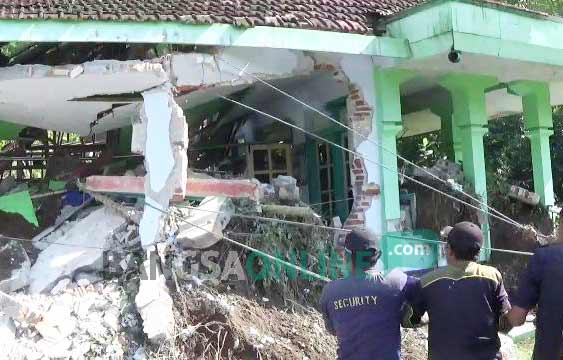 Masjid Longsor di Desa Dayak Kediri, Bapak-Anak Selamat Saat Sholat