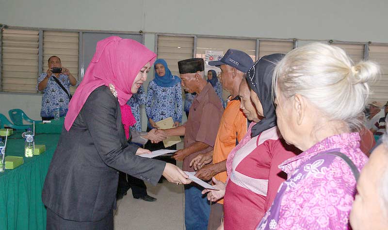 Wakil Wali Kota Kediri Lilik Muhibbah saat menyerahkan dana BLSM kepada salah seorang warga. foto: arif kurniawan/ BANGSAONLINE