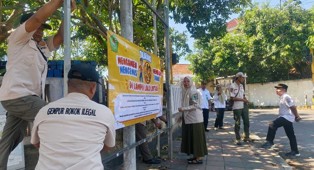 Spanduk larangan mengamen dan mengemis yang dipasang petugas dari Satpol PP Pamekasan.