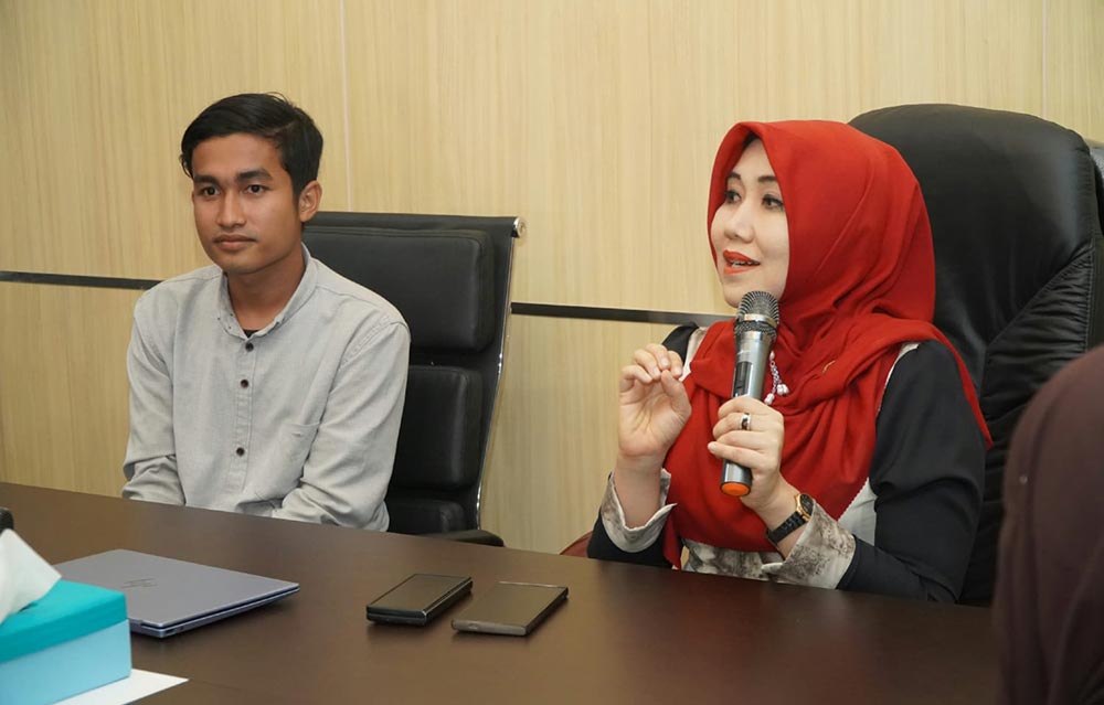 Anggota DPD RI, Lia Istifhama, saat menerima audiensi Aliansi BEM Pasuruan Raya di Kantor Perwakilan DPD RI Jawa Timur, Surabaya.
