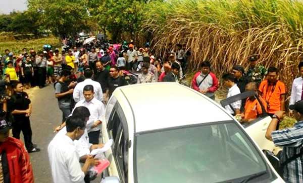 Suasana rekontruksi kasus pembunuhan menimpa Fenny Anggrima Lestari di Lokasi Persawahan Desa Titik Kecamatan Semen. foto: arif kurniawan/BANGSAONLINE