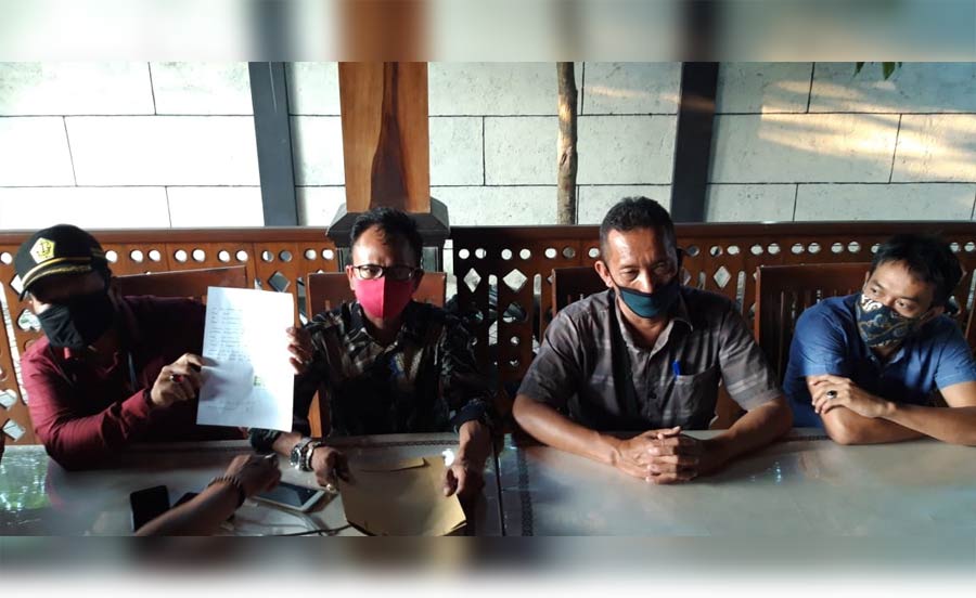 Dari kiri, Sutrisno, S.H., M.H., Syaiful Anwar, S.H., M.H., Kades Bendosari Muji Damai, dan Suwandi, S.H. saat menggelar jumpa pers, Senin (24/8). 