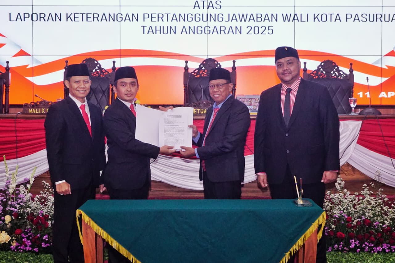 Wali Kota Pasuruan Adi Wibowo bersama Ketua DPRD menunjukkan draft pengesahan 8 raperda.