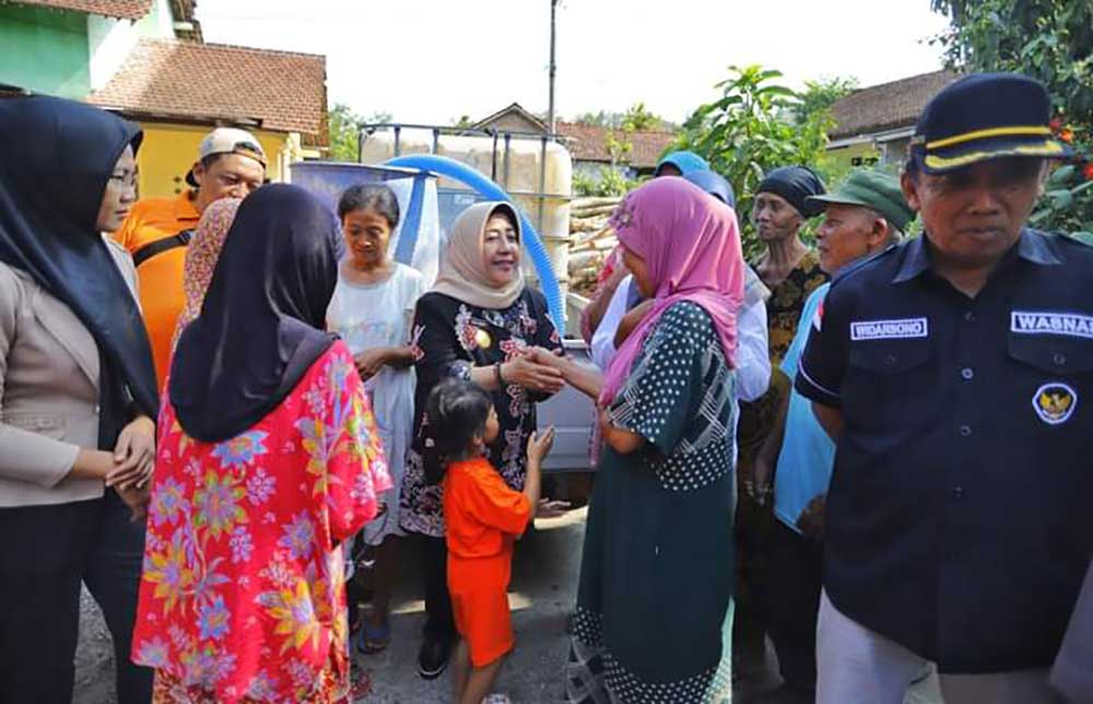 Pjs. Bupati Trenggalek Dyah Wahyu Ermawati saat memantau distribusi bantuan air bersih kepada warga. 