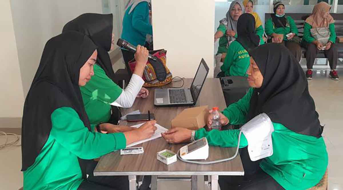 Pemeriksaan yang dilakukan kepada salah satu pasien. Foto: Ist
