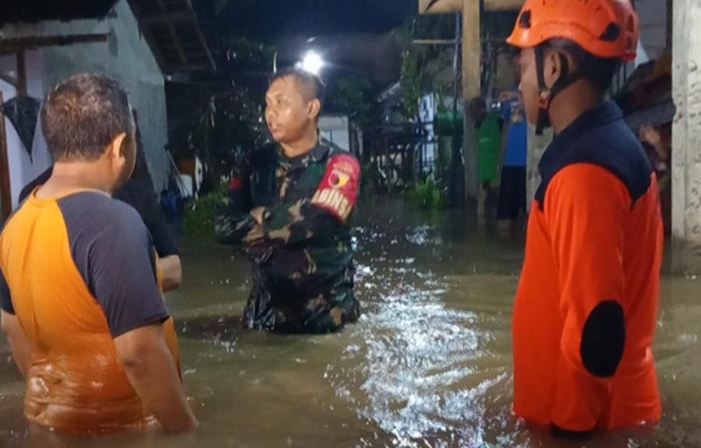 Petugas BPBD kabupaten Pasuruan saat meninjau kondisi banjir di Desa Tenggilis Kecamatan Gondang Wetan.