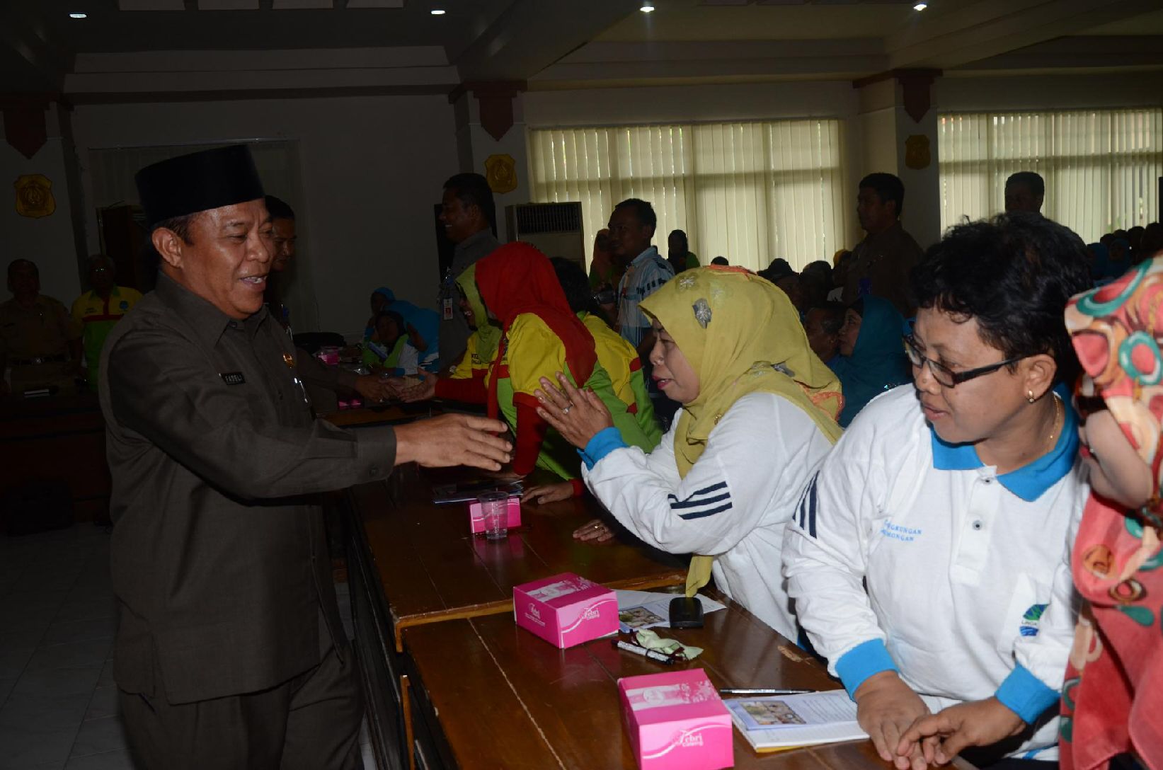 Fadeli, Bupati Lamongan, menyalami Kader Biopori. Foto: Aris / Harian Bangsa