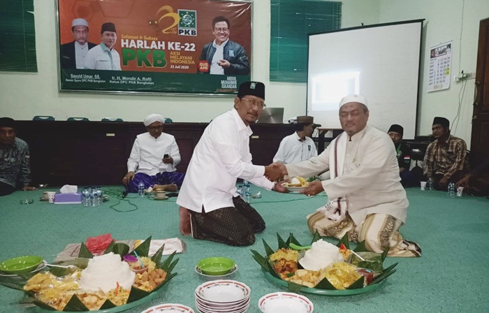 Ketua DPC Bangkalan Mondir Rofii memberikan potongan kue kepada Sayyid Umar, S.S., Ketua Dewan Syuro.