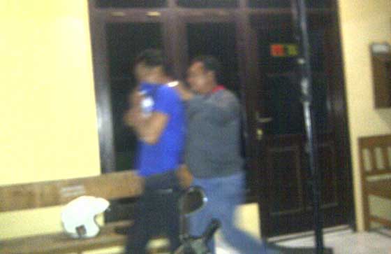 Pelaku saat diamankan di Mapolsek Baron. foto: soewandito/BANGSAONLINE