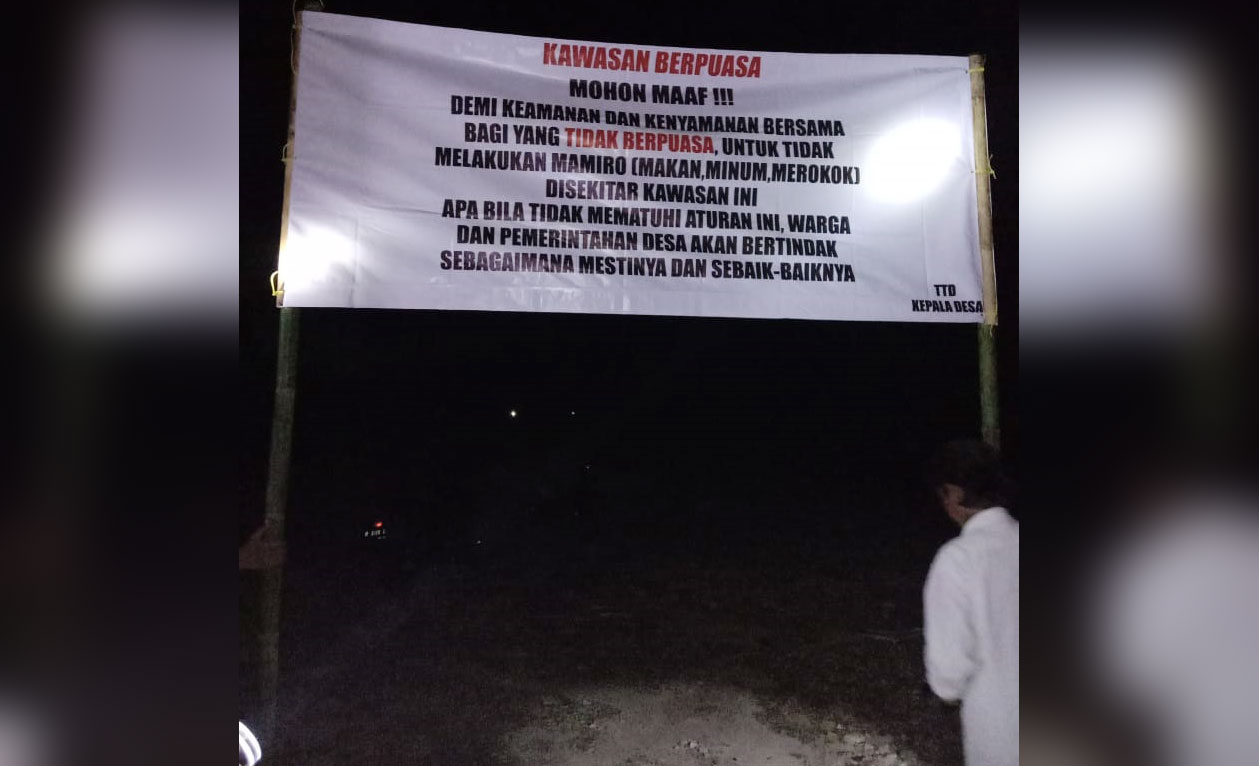 Spanduk berisi larangan masuk bagi pemancing yang tak puasa.