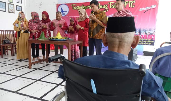 Para lansia penghuni UPTD Griya Werdha Panti Lansia saat mengikuti bakti sosial.