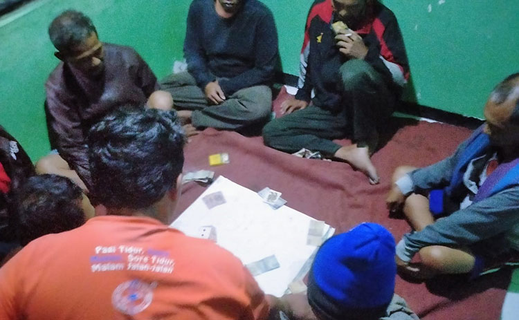 Para pelaku judi remi yang akhirnya diamankan ke Mapolsekta. (foto: ist).