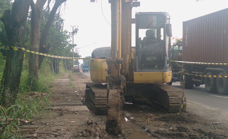 Pengerjaan proyek SPAM (Sistem Penyediaan Air Minum) di Kabupaten Pasuruan. (foto: ist)