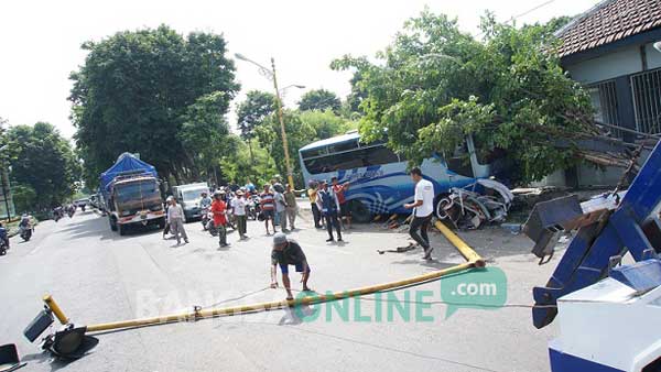 Kondisi bus, betor dan tiang lampu lalin usai ditabrak foto: rony suhartomo/ BANGSAONLINE