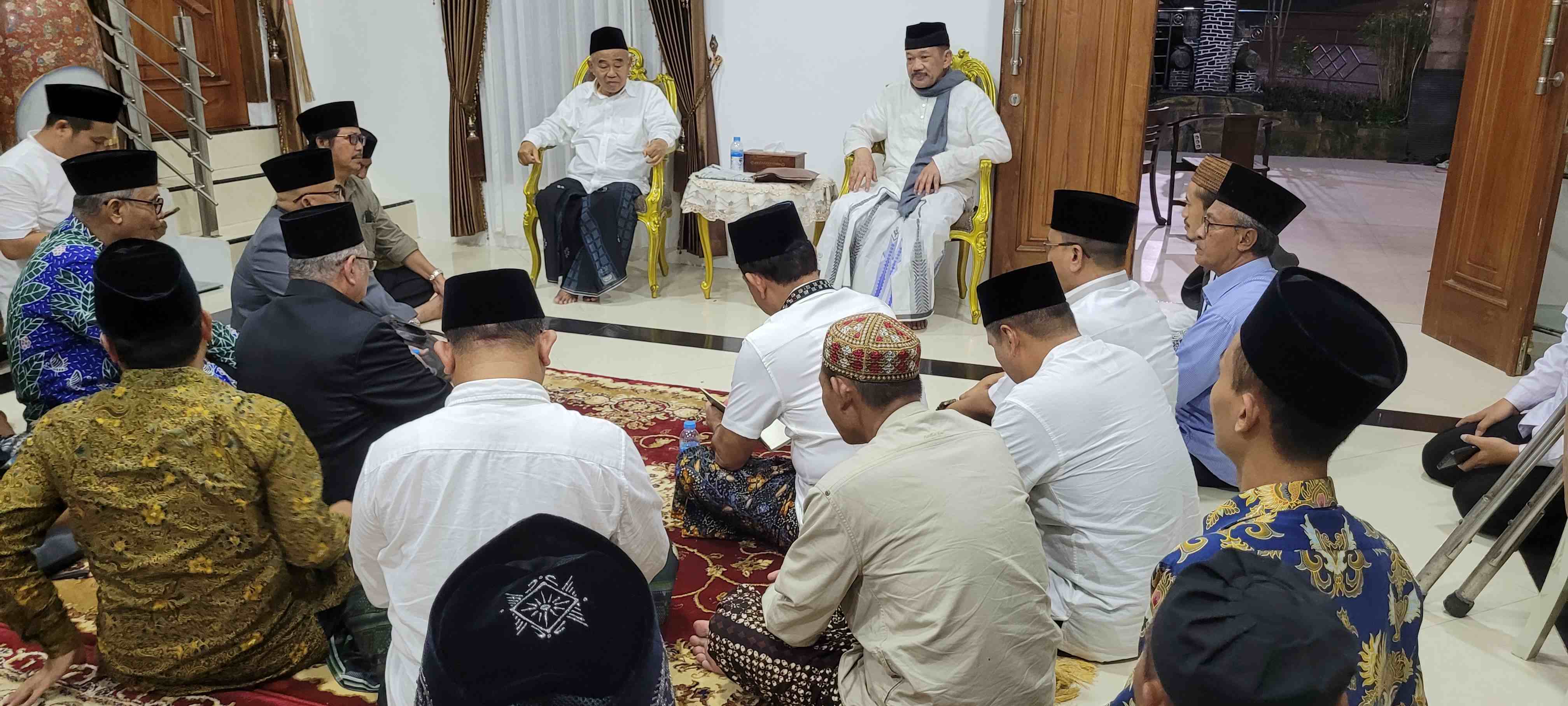 Prof Dr KH Asep Saifuddin Chalim, MA,  saat menrima rombongan guru besar dan kiai NU yang minta menimba pengalaman tentang pengusulan ulama tokoh bangsa sebagai pahlawan nasional di Pondok Pesantren Amanatul Ummah Pacet Mojokerto, Jawa Timur, Sabtu (27/4/2024) malam. Foto: m. mas
