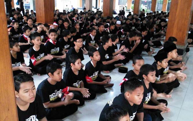 Para santri yang tergabung dalam Kuda Ireng (Kumpulan Da