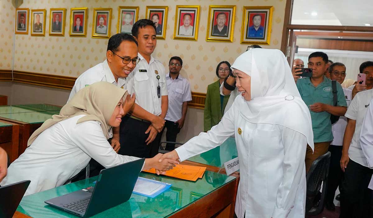 Gubernur Khofifah saat meninjau Posko THR Jatim.