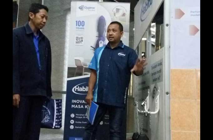 Technical Support Manager Saint-Gobain Gyproc Indonesia Kriswido Prasetya (kanan) saat menjelaskan kepada customer saat gathering pimpinan RS.