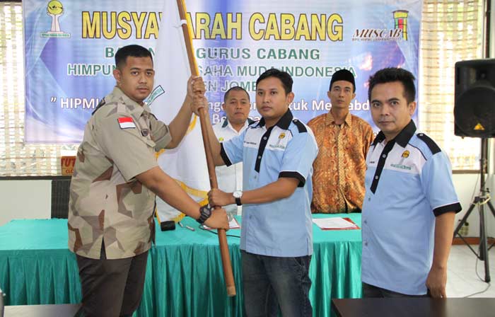 Agung Rizki, Ketua II Hipmi Jawa Timur saat menyerahkan pataka kepada Didik Firdiyanto usai terpilih menjadi Ketua Hipmi Jombang Periode 2017-2020, Minggu (22/10/2017). foto: ROMZA/ BANGSAONLINE